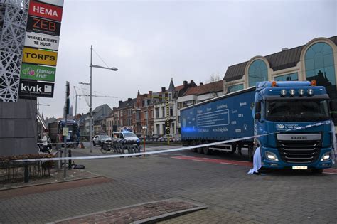 ongeval eeklo vandaag|Fietser (86) in levensgevaar na aanrijding met vrachtwagen in Eeklo